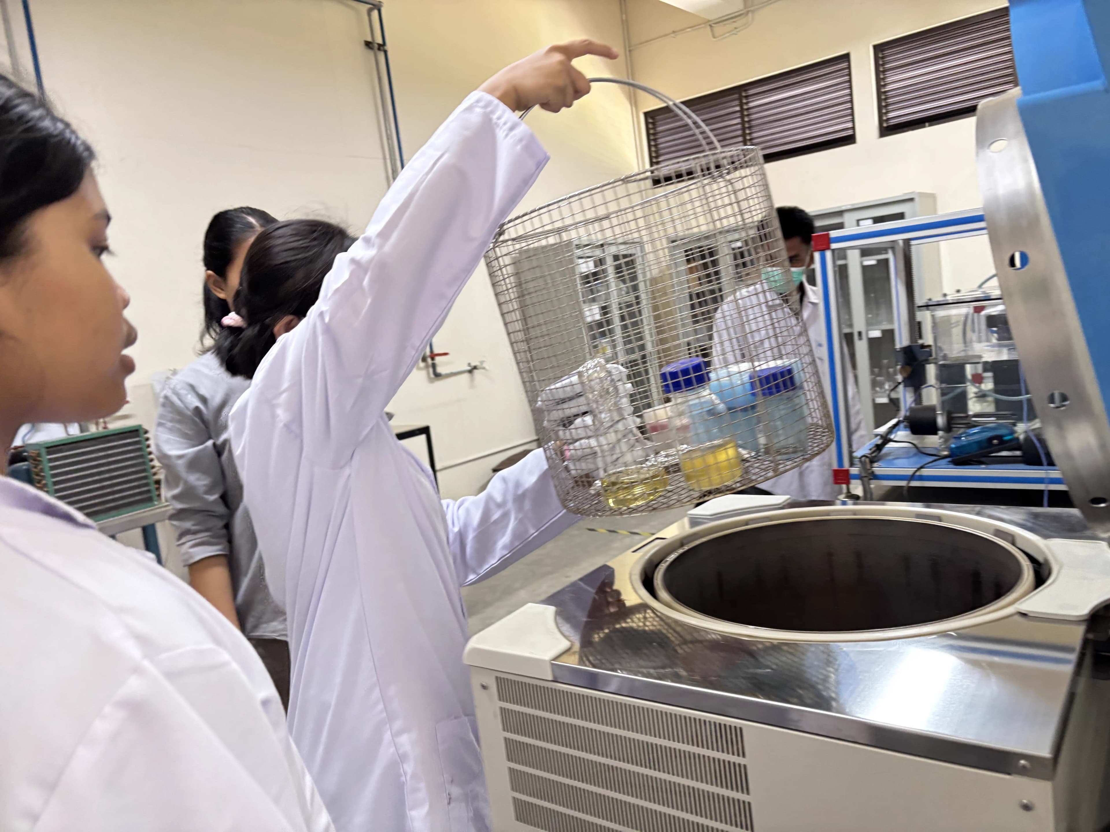 Proses sterilisasi alat kaca dan wadah eksperimen laboratorium